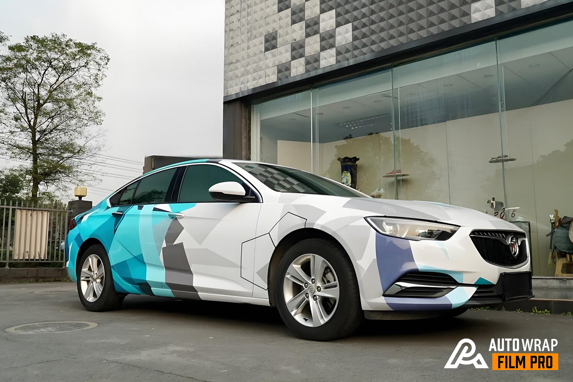 Weiße und blaue geometrische Autofolierung in voller Größe